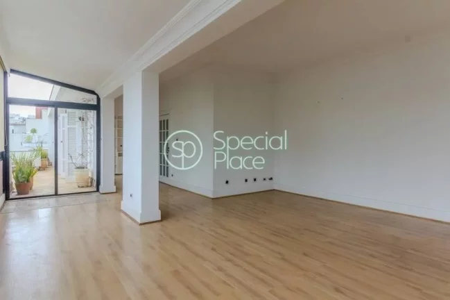 Imagem Linda Penthouse no miolo do bairro. São 231m² de área privativa, 3 dormitórios ( 1 suíte) e 2 v...