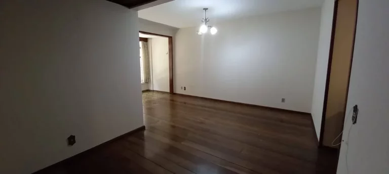 Imagem Apto de 3 quartos, dependencia no centro de Nova Friburgo a VENDA.