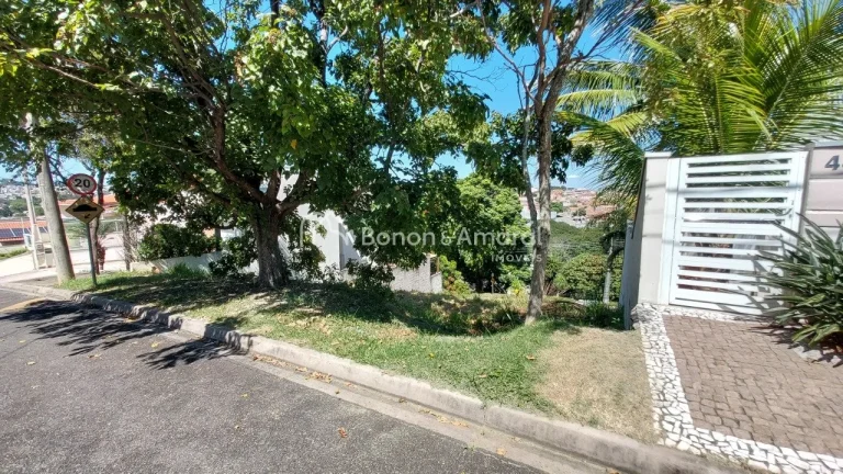 Imagem Este terreno, de 300 m², está localizado na parte mais baixa do condomínio e conta com uma topogr...