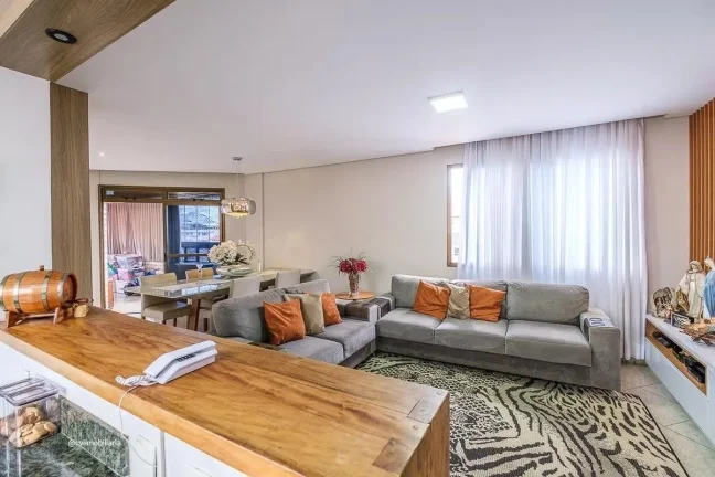 Imagem Este apartamento espaçoso oferece 135 metros quadrados de área, com 4 quartos bem distribuídos e ...