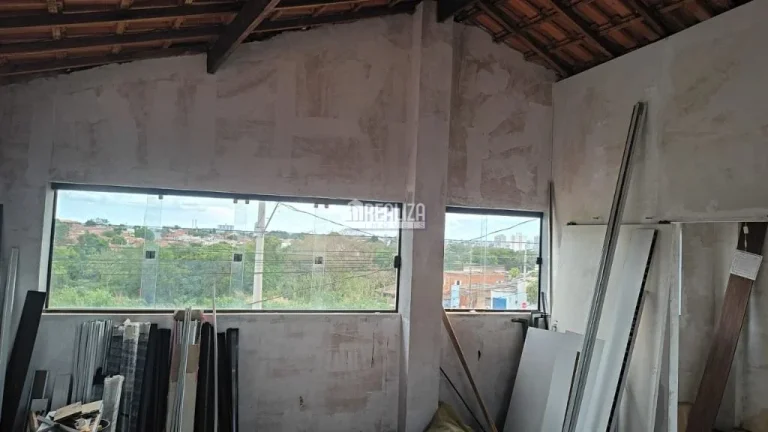 Imagem Casa à venda em Uberaba - 3 dormitórios, móveis planejados e quintal com grama!
