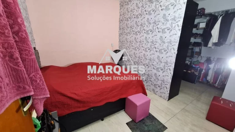 Imagem Casa terréa na rua principal do bairro
