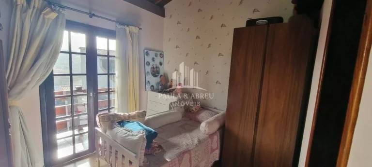 Imagem Sobrado de Alto Padrão, 4 Dormitórios, Sendo 2 Suítes e 1 com Closet, Porteira Fechada, Água Quente na Cozinha, Churrasqueira e fogão à Lenha no Centro de Ribeirão Pires-SP