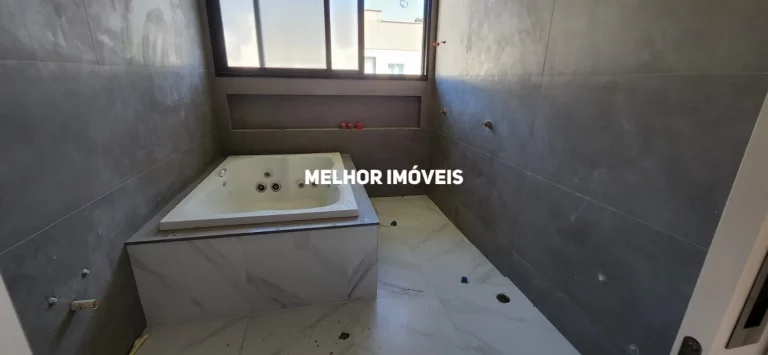 Imagem Casa Nova em condomínio fechado à venda com 5 suítes, 6 vagas de garagem localizada na Praia Brava .
