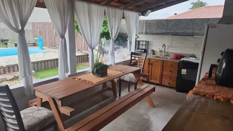 Imagem Casa com 2 dormitórios e 3 vagas de garagem no Centro de Tijucas