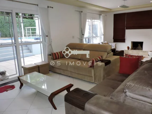 Imagem Casa no Condomínio Golf Village, repleta de comodidades e design elegante.