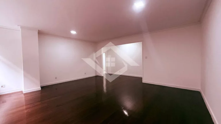 Imagem Apartamento de 4 Quartos Reformado no Posto 4 de Copacabana – Venda Direta!