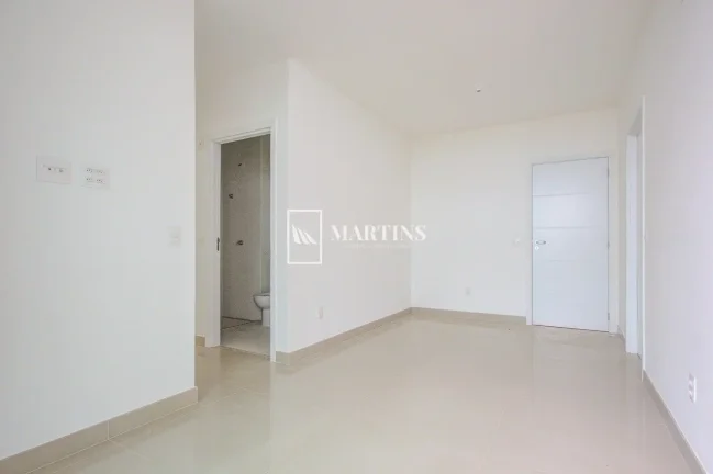 Imagem Apartamento moderno e bem distribuído, com uma suíte ampla, já com espaço planejado para armári...