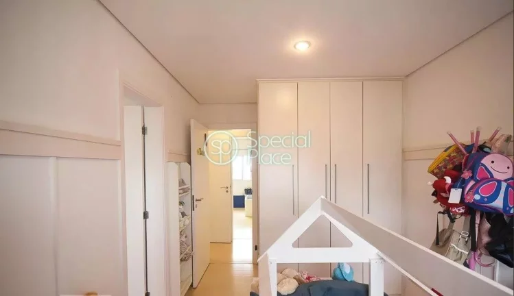 Imagem Amplo apartamento à venda com 4 quartos, sendo 3 suítes, e 5 banheiros no total. Este apartamento ...