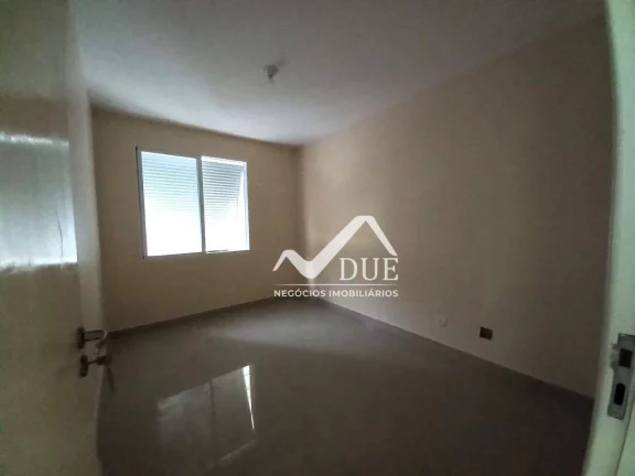 Imagem Apartamento 3 dormitórios, 2 banheiros, vaga demarcada, portaria, 100% reformado com 94m2 de áreà útil. Santos no Marapé próximo a Carvalho.