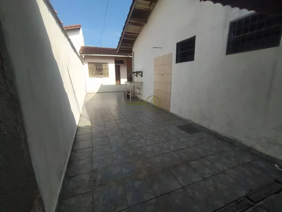 Imagem Casa térrea com 2 dorms, á 950m da Praia à venda em Peruíbe