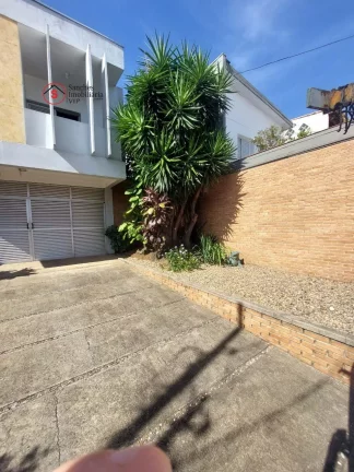 Imagem CASA ASSOBRADADA A VENDA, 500 METROS DE TERRENO. 4 DORMITÓRIOS, SENDO 2 SUITES (1 DELAS COM CLOSET E VARANDA), 2 SALAS GRANDES COM AR CONDICIONADO.