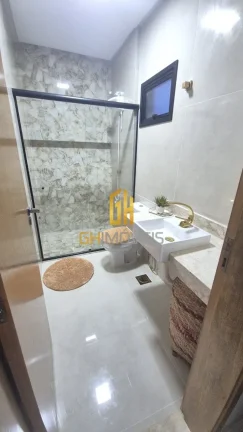 Imagem O sobrado possui:

- Casa toda em ESQUADRIAS
- Sala ampla com 2 ambientes integrada à área de laze...