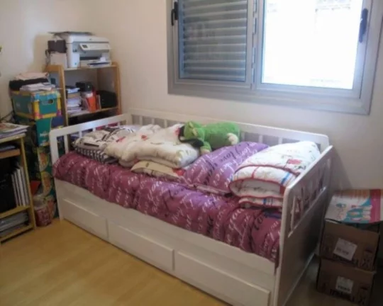 Imagem Apartamento com janelões, piso de tacos, living para 02 ambientes, tudo bem arejado e iluminado. Ed...