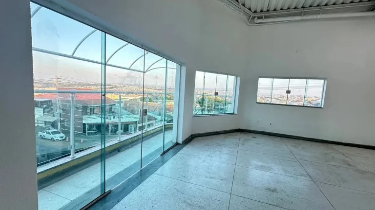 Imagem Salão Comercial de Alto Padrão para Locação em Sorocaba-SP, Jardim Maria Eugênia: 1 Sala, 2 Banheiros, 250m² de Área.