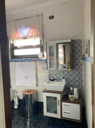 Imagem Casa térrea com 230m² de aréa util, dispõe de 3 dormitórios, sendo 1 suite com hidro, todos com...