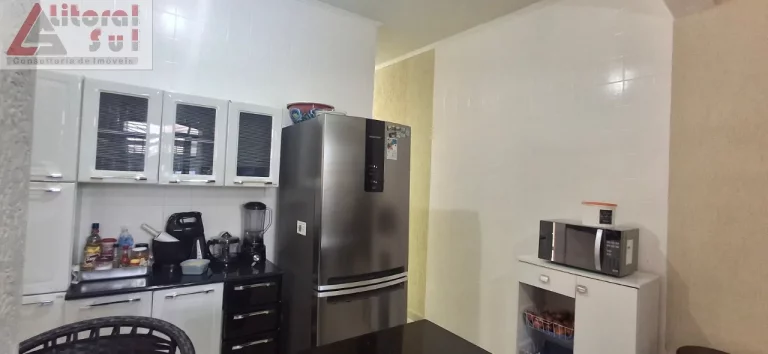 Imagem Casa à venda em Praia Grande-SP, bairro Vilamar, 2 quartos, 1 suíte, 1 sala, 2 banheiros, 95m². Confira já!