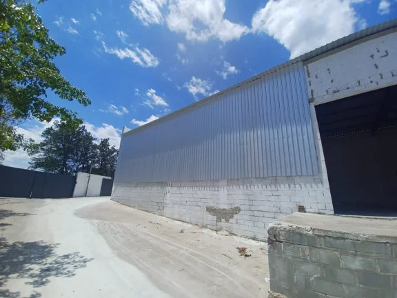 Imagem Belo galpão 800m² com pé direito alto, encostado na Rodovia Raposo Tavares- Sorocaba/SP