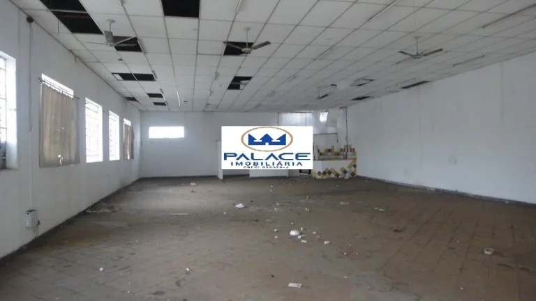 Imagem Barracão Comercial - Área Construída: 177,00 m² - Com 02 banheiros; copa; amplo espaço para car...