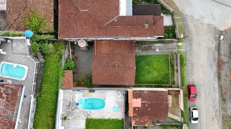 Imagem Casa de madeira muito bem localizada entre os bairros Iririú e saguaçu!