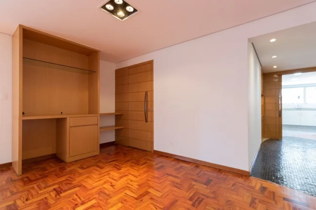 Imagem OPORTUNIDADE IMPERDÍVEL ! Apartamento 125M² Reformado, 3Q, 1 Suíte, 2 Banheiros, 2 Vagas.