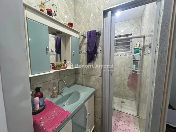 Imagem Casa em rua tranquila, recentemente pintada, com garagem para até 5 carros. Possui sala de estar, s...