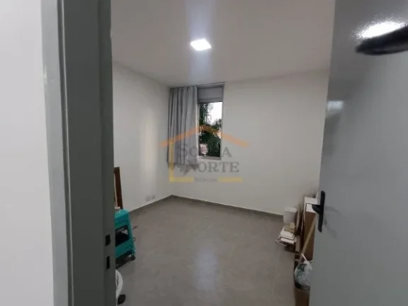 Imagem Apartamento recém-reformado com 82m², distribuído em sala ampla para 2 ambientes, 3 dormitórios,...