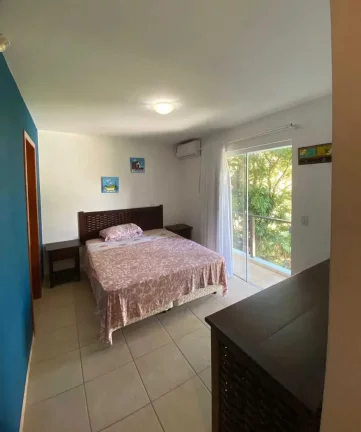 Imagem Casa com 4 dormitórios sendo 3 suítes e 4 vagas de garagem, a 200m do mar em Bombinhas/SC
