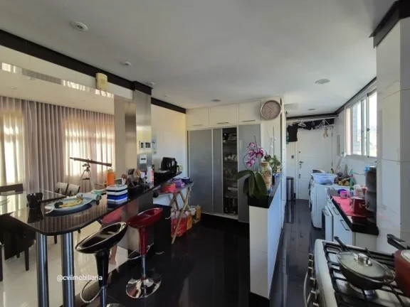 Imagem Descubra o conforto de viver em um espaçoso apartamento de 126m², localizado no charmoso bairro Co...