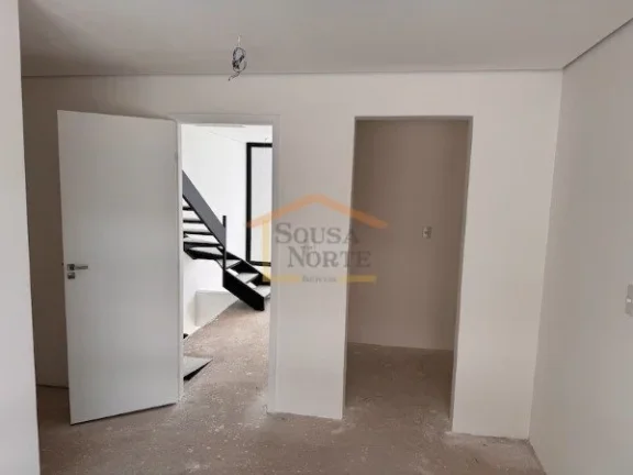 Imagem Casa em condomínio com 125 m², distribuída em 3 pavimentos, em contrapiso. O imóvel dispõe de 2...