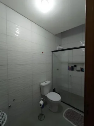 Imagem Terreno com 2 Sobrados, meio lote, com suíte