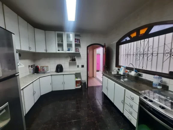 Imagem Sobrado à venda em Santo André-SP, bairro Jardim Las Vegas, 3 quartos, 1 suíte, 3 banheiros, 2 vagas de garagem, 185m².