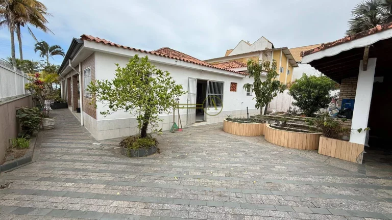 Imagem Casa térrea de esquina com a praia com terreno terreno e edícula já alugada