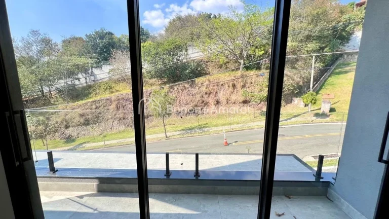 Imagem Apresentamos uma belíssima casa de luxo localizada no exclusivo Condomínio Portal do Jequitibá, e...