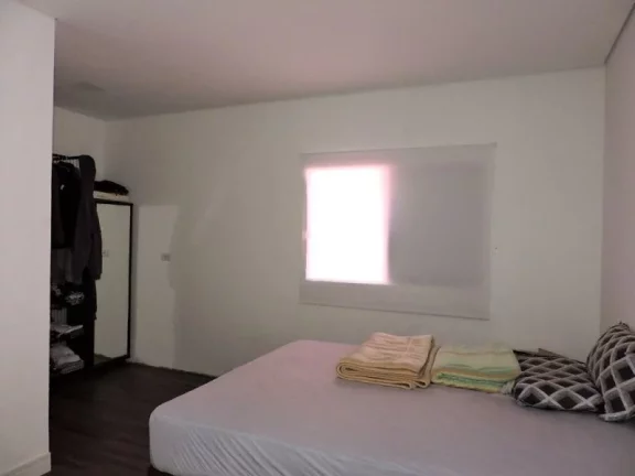 Imagem CASA RECEM REFORMADA EM FRENTE DE UM LAGO