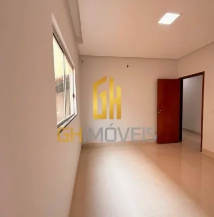 Imagem A casa possui 

- 3 quartos sendo 1 suíte 
- Sala
- Cozinha 
- 2 banheiros com nichos 
- 1 vaga de ...