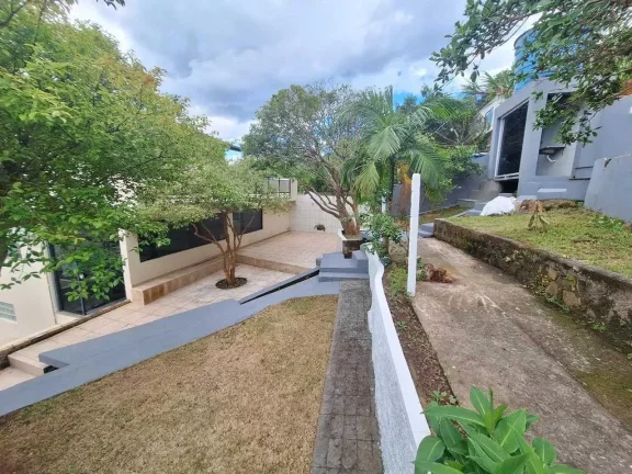 Imagem Casa mobiliada com 4 dormitórios sendo 2 suítes e 3 vagas de garagem em Florianópolis