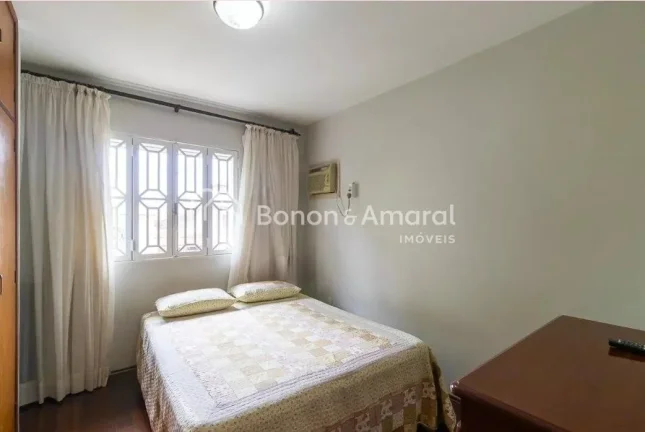 Imagem Casa espaçosa disponível para venda, com 5 quartos, incluindo 2 suítes, e 4 banheiros. O imóvel ...