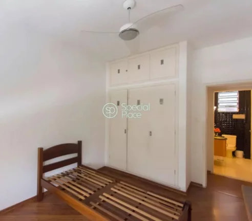 Imagem Apartamento com 140m², 3 dormitórios, ampla sala e 1 vaga. O imóvel possui armário embutido, ár...