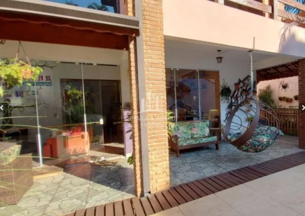 Imagem Sobrado Fantástico 4 Dormitórios, 2 Suítes, sendo uma Master com Closet, hidromassagem e Sacada G, Piscina em Interlagos, Próximo ao Autódromo