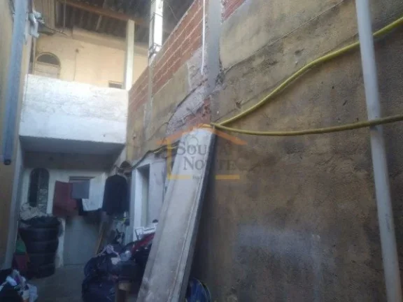 Imagem 2 sobrados, construção antiga, 3 dormitórios,1 deles com 2 banheiros. O outro sobrado com 3 dormi...