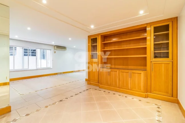 Apartamento reformado e cheio de charme no miolo do Paraíso. Possui 188m² distribuídos em 03 dorm...