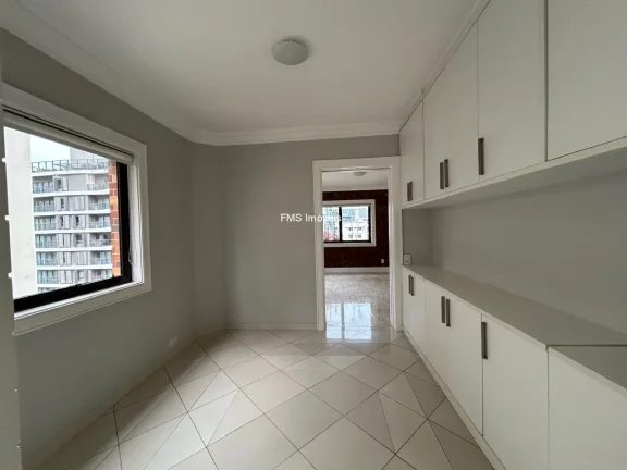 Imagem Apartamento de luxo com 3 suítes e 4 vagas na Vila Nova Conceição, São Paulo - SP!