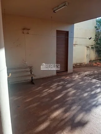 Imagem Vende-se casa de alto padrão com dois pavimentos no Centro de Igarapava/SP