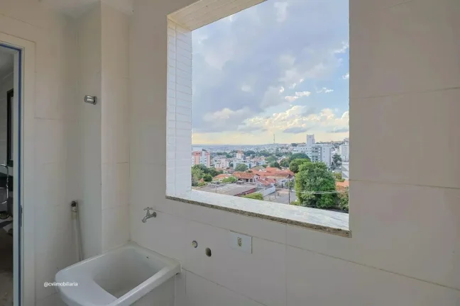 Imagem Imóvel aconchegante à venda com 4 quartos, sendo 1 suíte, e 2 banheiros no total. O condomínio f...