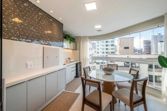 Imagem Apartamento mobiliado com 4 suítes e 3 vagas de garagem em Itapema