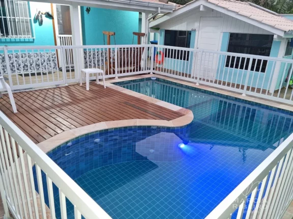 Casa com sobrado no bairro Ingleses