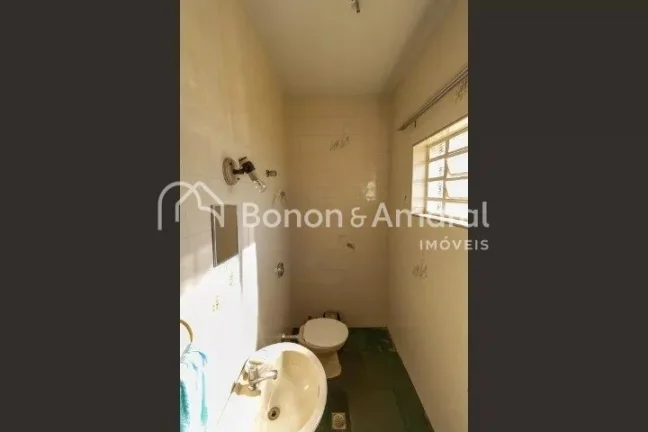 Imagem Excelente casa de esquina com 440 m². Possui 4 quartos, sendo 2 suítes, além de salas de estar e ...