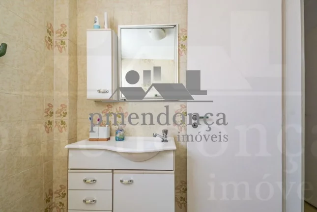 Imagem Ótimo apartamento no 2º andar, localizado na Rua Alves Guimarães, com 129m².