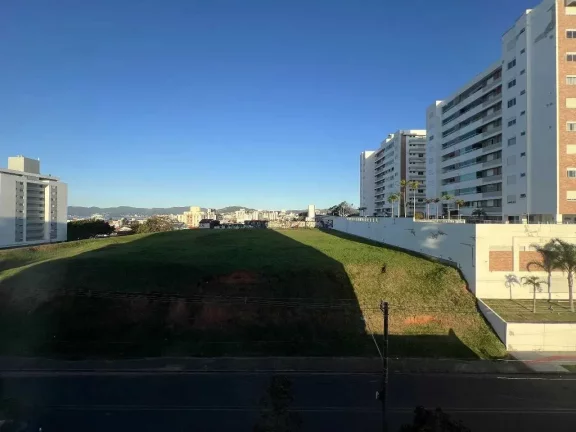 Imagem Apartamento com 2 dormitórios sendo 1 suíte e 1 vaga de garagem em Florianópolis/SC